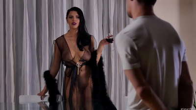 Slut Kira Queen က သူ့အိမ်နီးနားချင်းကို လက်ဖက်ရည်သောက်ဖို့ ဖိတ်ခေါ်ပြီး ညစာစားပွဲပေါ်မှာ သူ့ကို ဖက်ထားလိုက်တယ်။